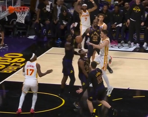 开云登录网址入口-炉火纯青！斯玛特连续造成老鹰进攻犯规 湖人持续扩大领先