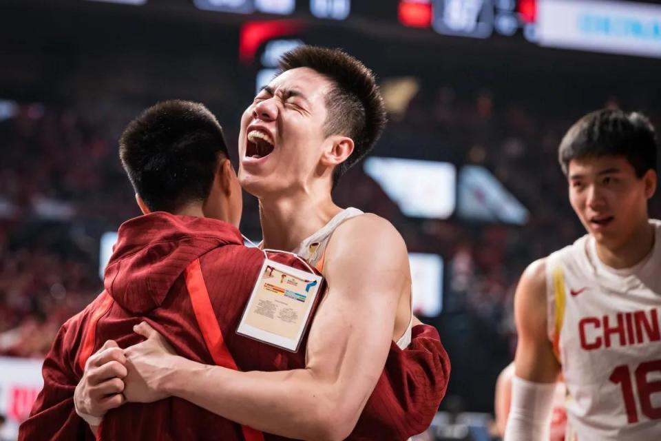 开云线上入口-落后11分完成逆转！中国男篮两连胜，掌握主动权，首支出线队诞生