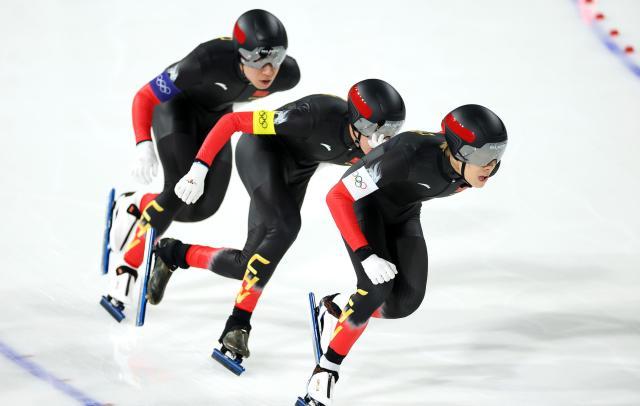 开云线上入口-创造历史 中国队晋级速度滑冰男子团体追逐半决赛